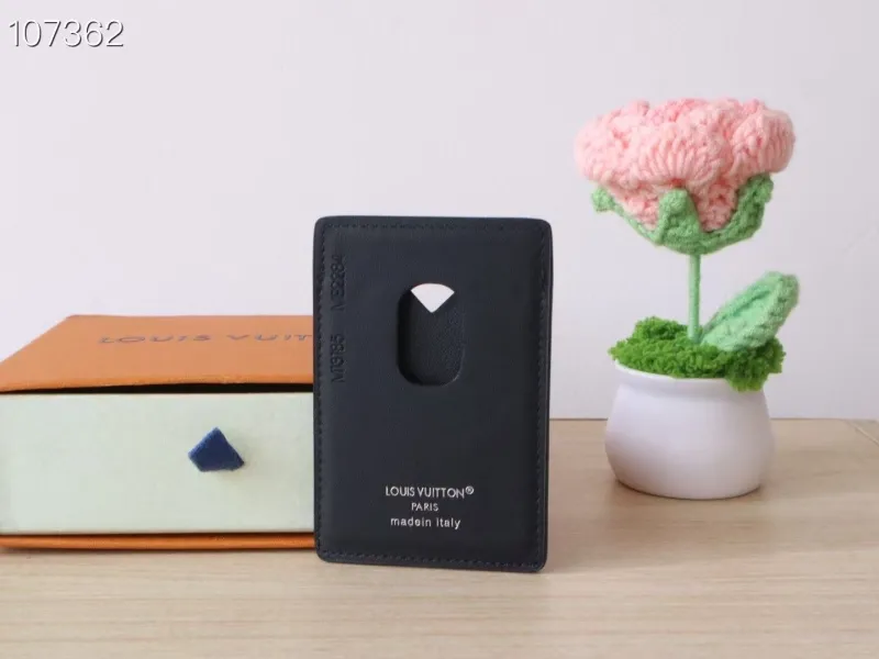 Alternative view of LV Wallets-535