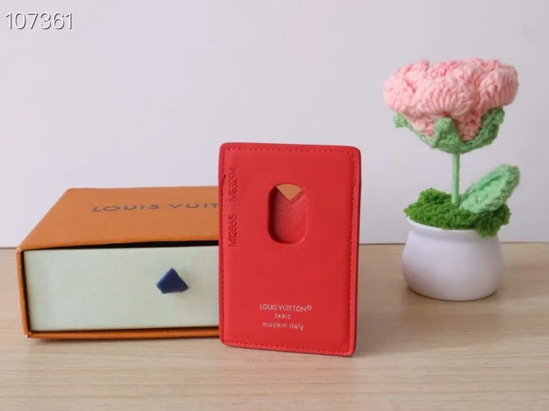 Alternative view of LV Wallets-536