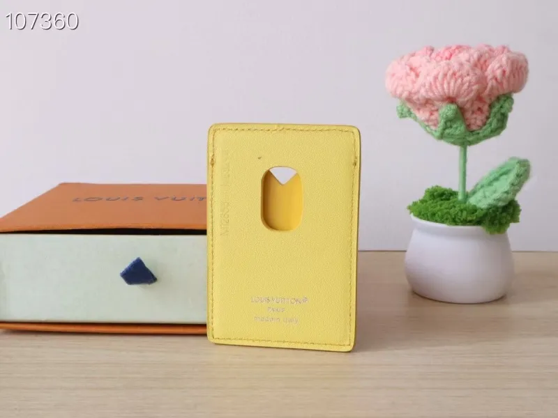 Alternative view of LV Wallets-537