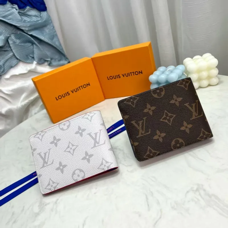 Alternative view of LV Wallets-538
