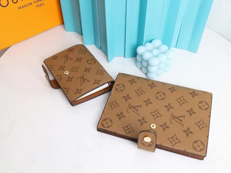 LV Wallets-539