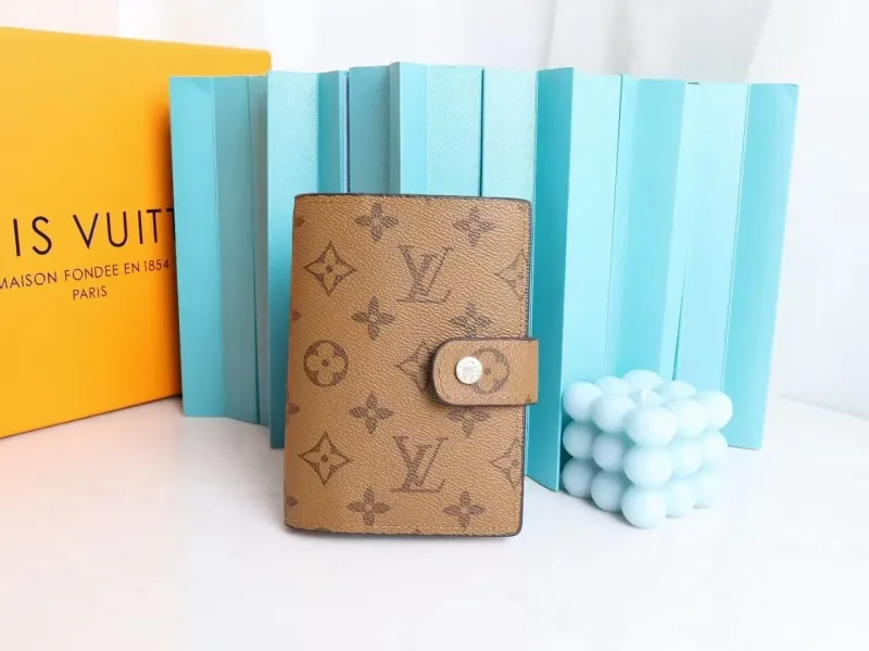 Alternative view of LV Wallets-539