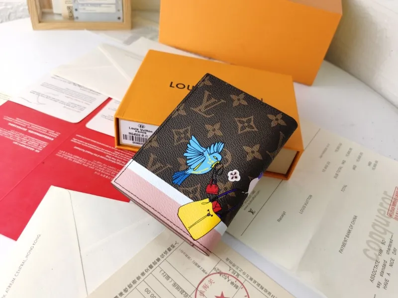 Alternative view of LV Wallets-542