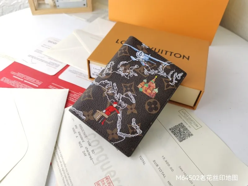LV Wallets-543