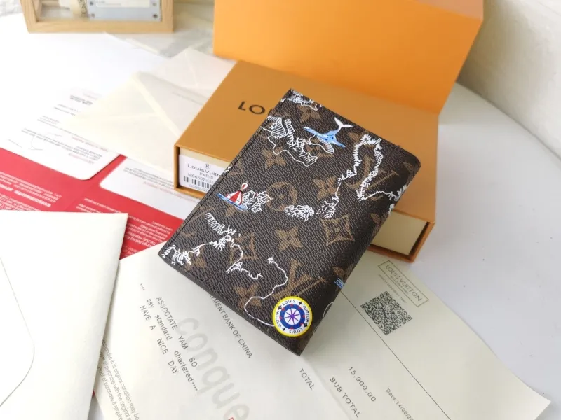 Alternative view of LV Wallets-543