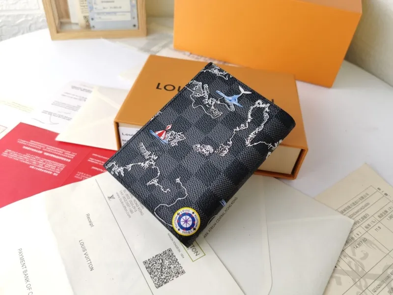 Alternative view of LV Wallets-546
