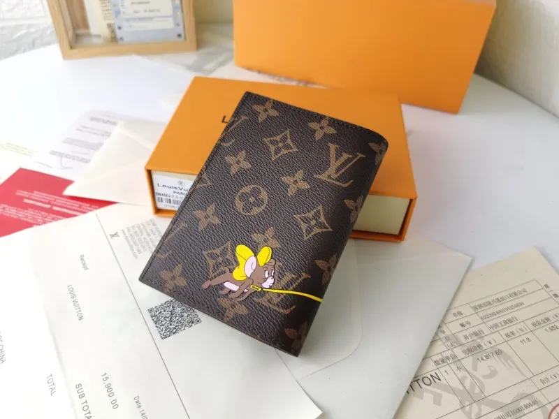 Alternative view of LV Wallets-547