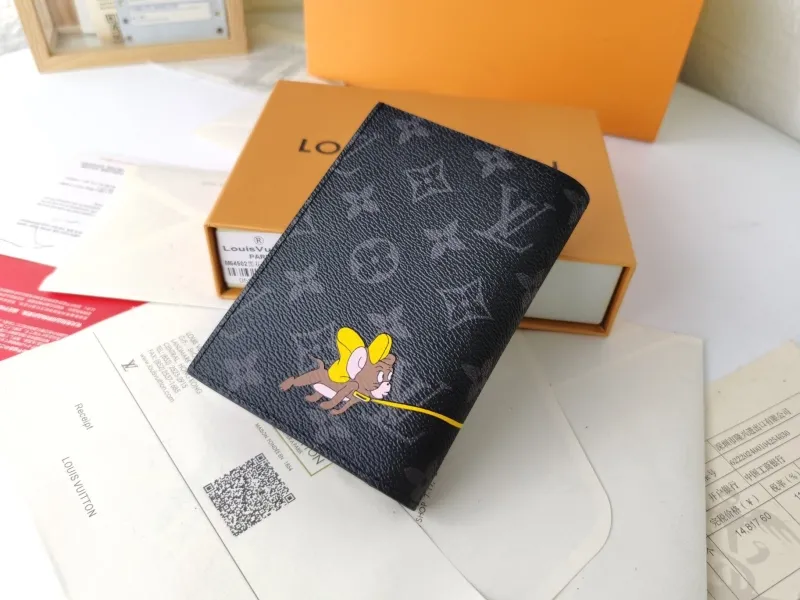 Alternative view of LV Wallets-548
