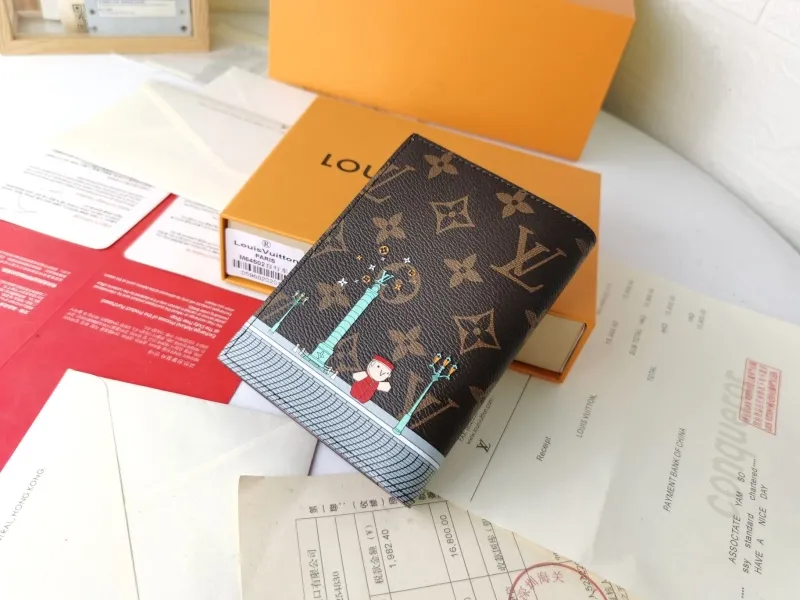 Alternative view of LV Wallets-549
