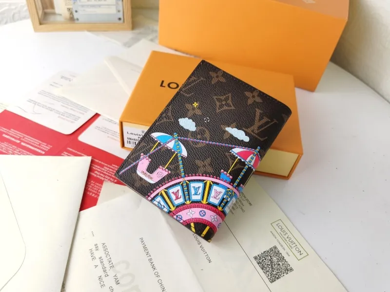 Alternative view of LV Wallets-553