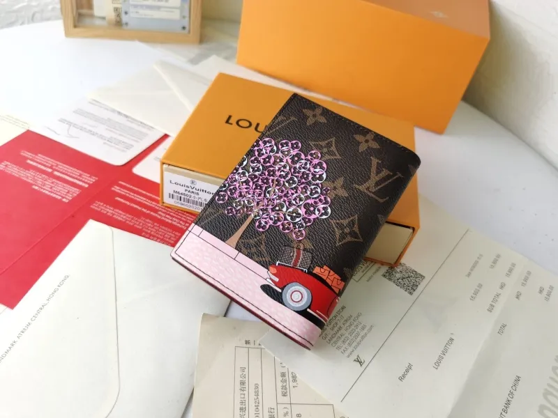 Alternative view of LV Wallets-554