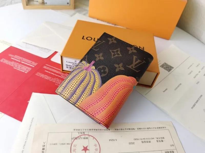 Alternative view of LV Wallets-557