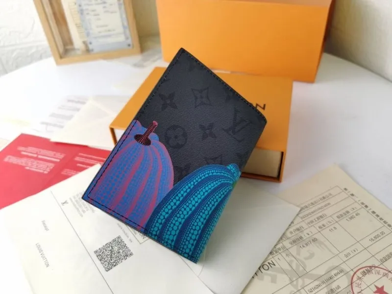Alternative view of LV Wallets-558