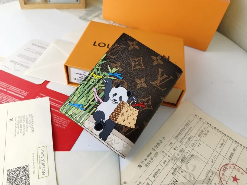 Alternative view of LV Wallets-561