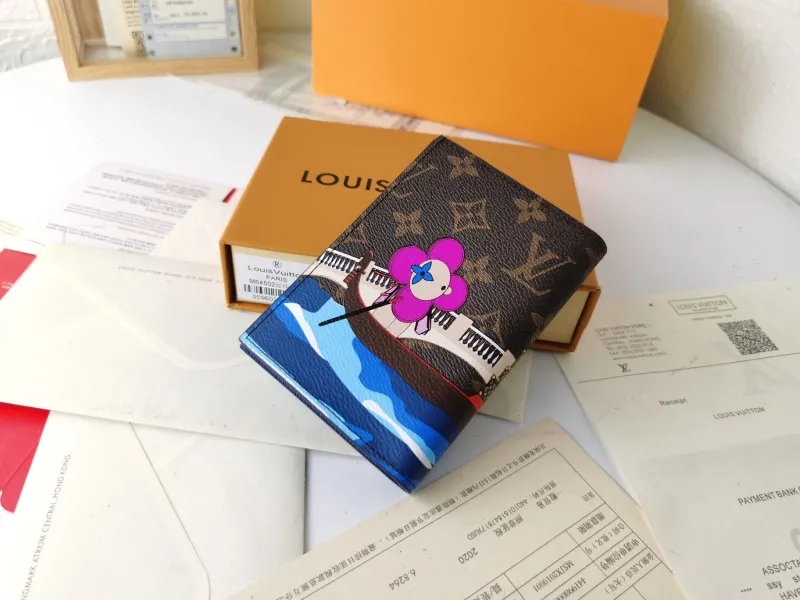 Alternative view of LV Wallets-564