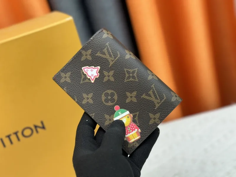 Alternative view of LV Wallets-565