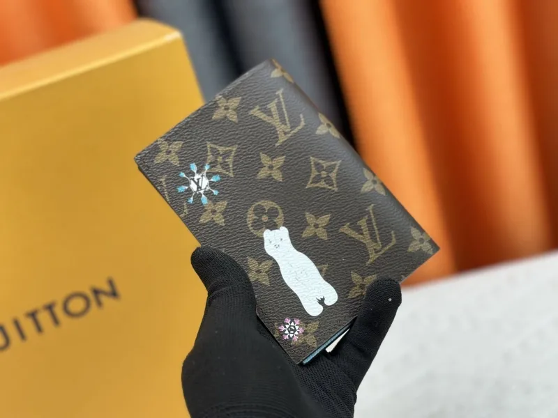 Alternative view of LV Wallets-566