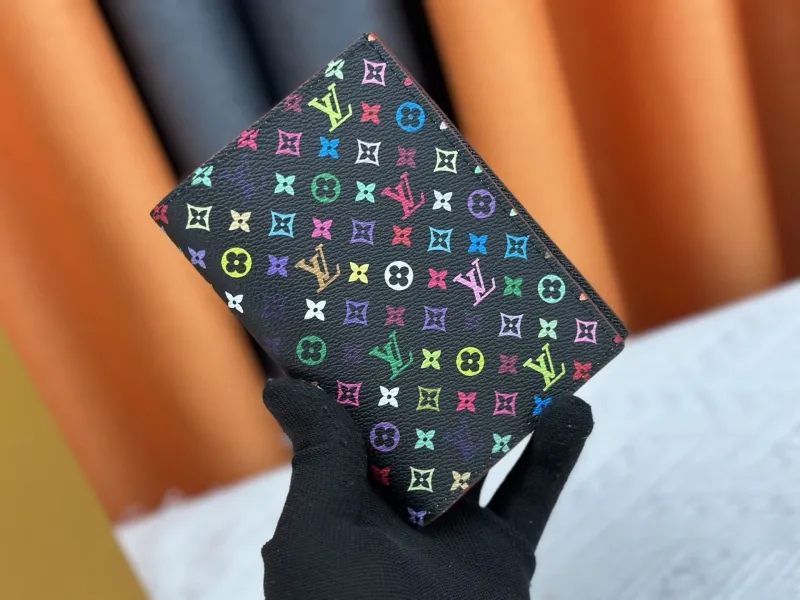 LV Wallets-567
