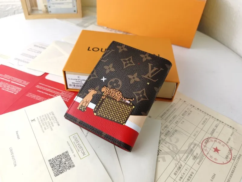 Alternative view of LV Wallets-570
