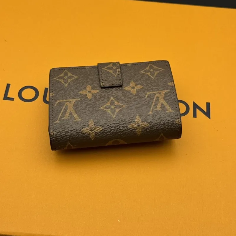 Alternative view of LV Wallets-571
