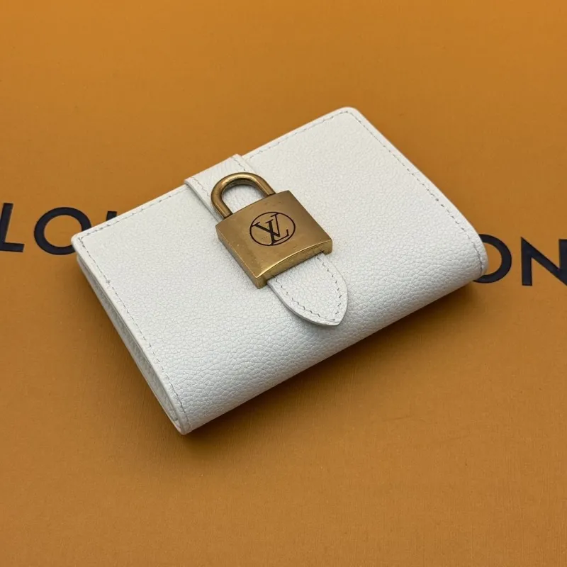 Alternative view of LV Wallets-573