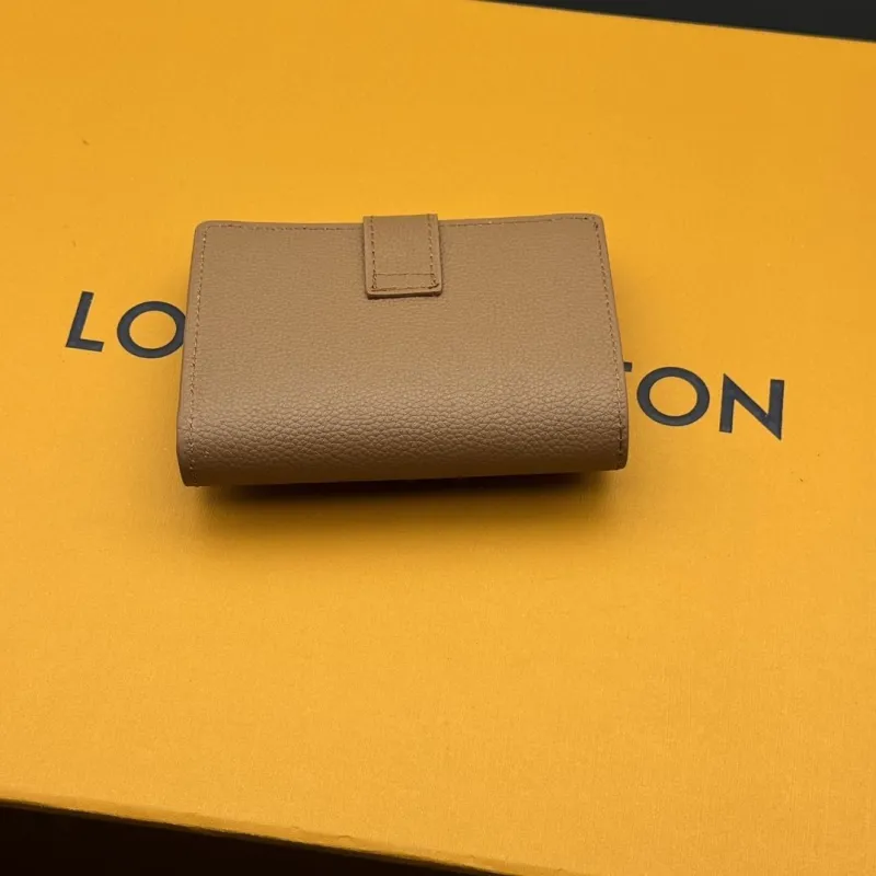 Alternative view of LV Wallets-574