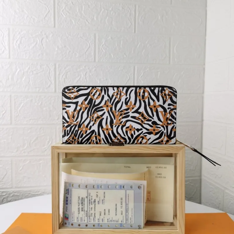 Alternative view of LV Wallets-597
