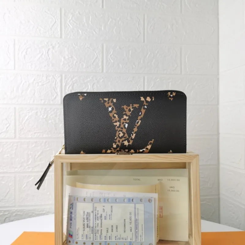 LV Wallets-598