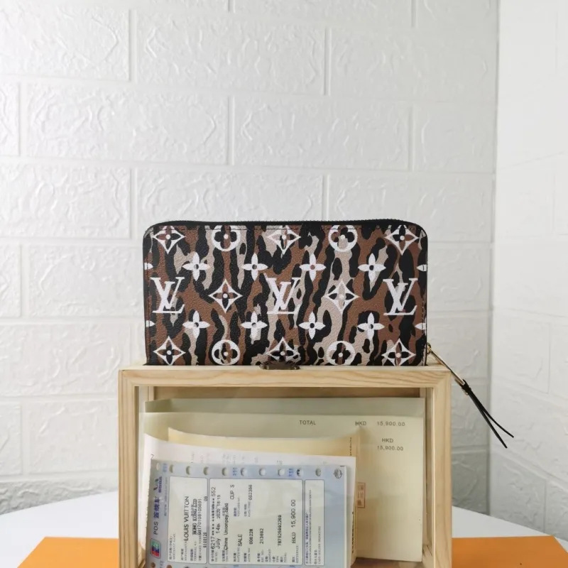 Alternative view of LV Wallets-598