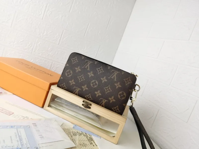 Alternative view of LV Wallets-599