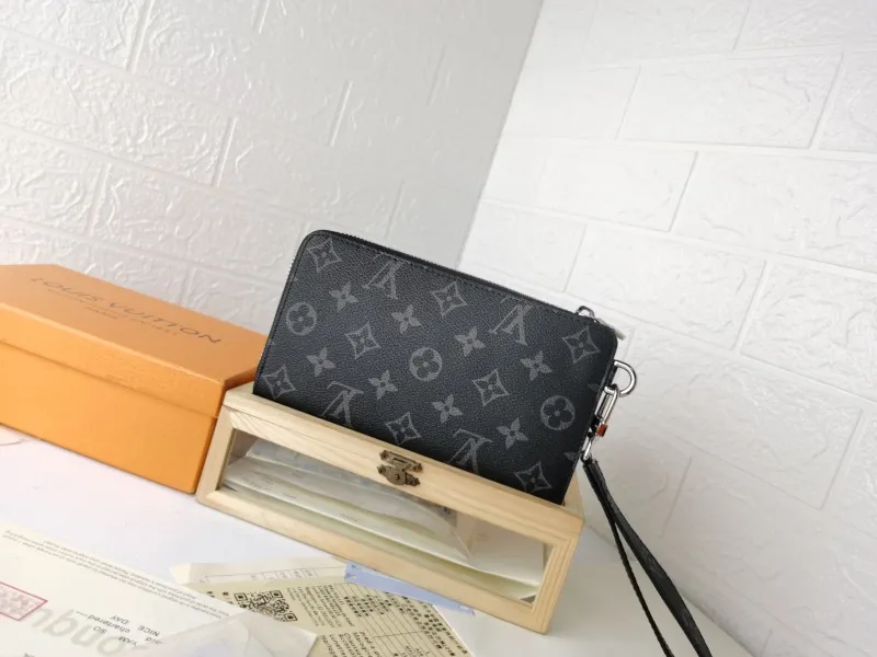 Alternative view of LV Wallets-600