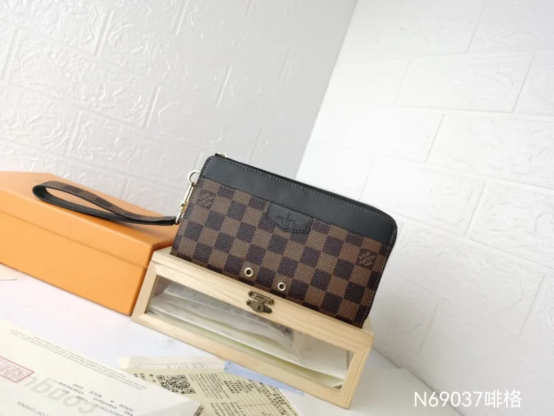 LV Wallets-601