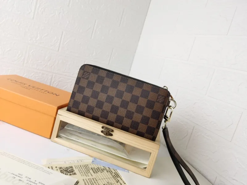 Alternative view of LV Wallets-601