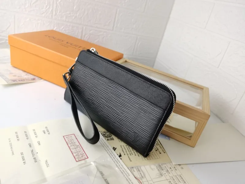 Alternative view of LV Wallets-604