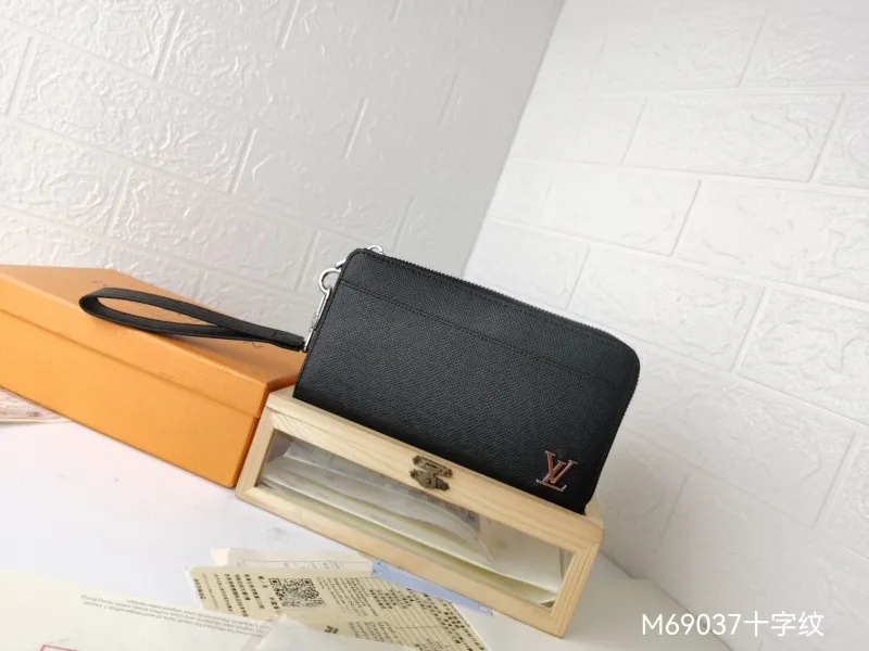 LV Wallets-605