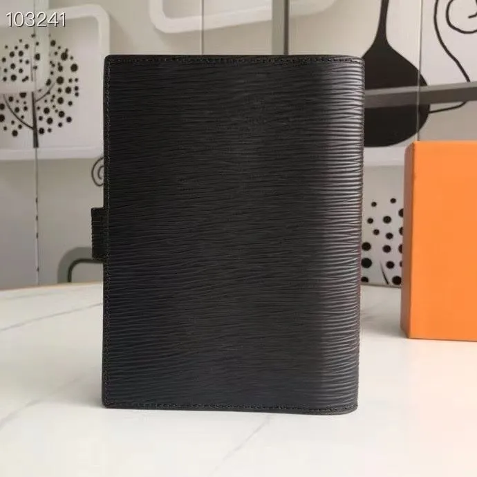 Alternative view of LV Wallets-614