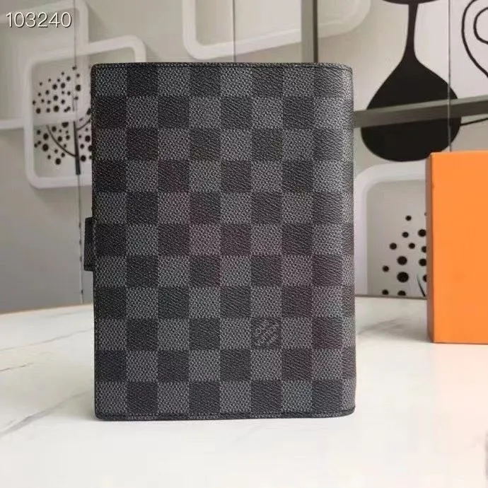 Alternative view of LV Wallets-615