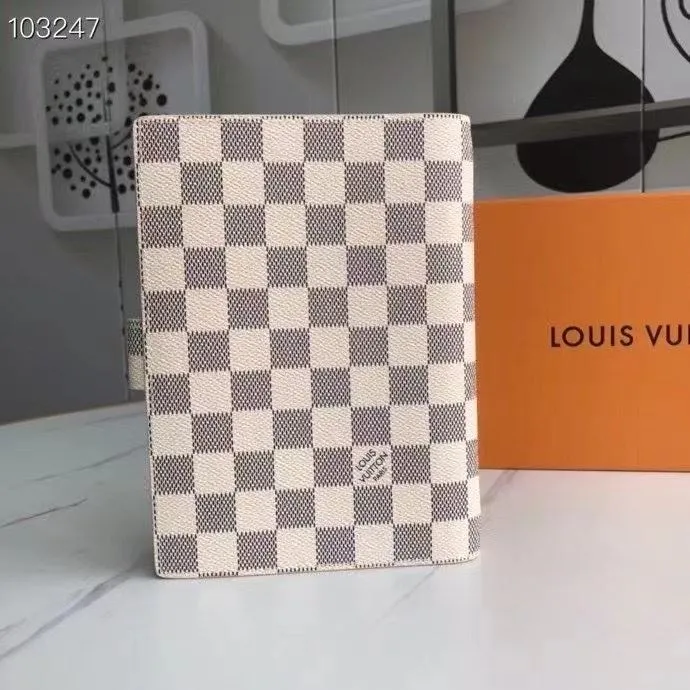 Alternative view of LV Wallets-616