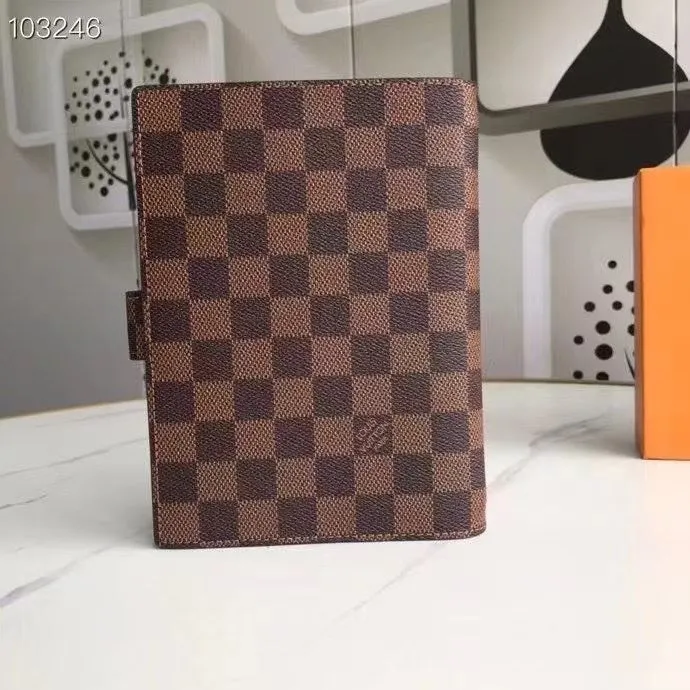 Alternative view of LV Wallets-617