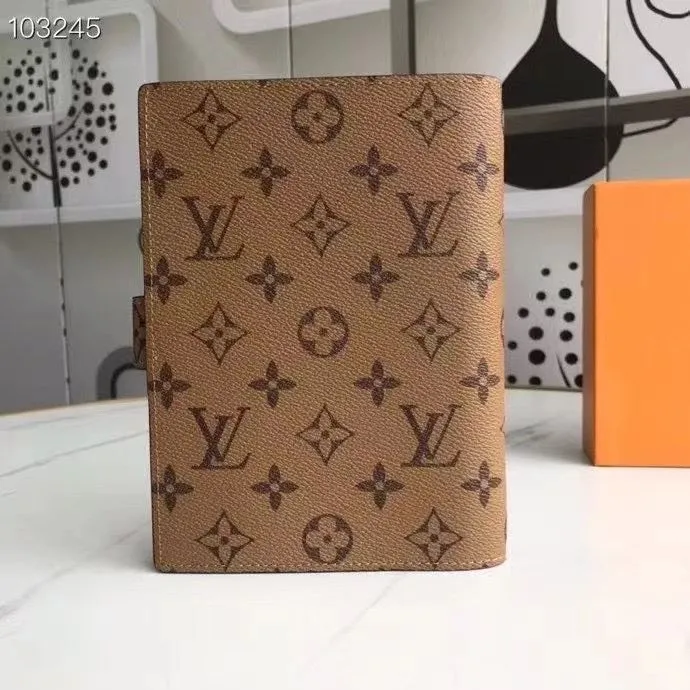 Alternative view of LV Wallets-619