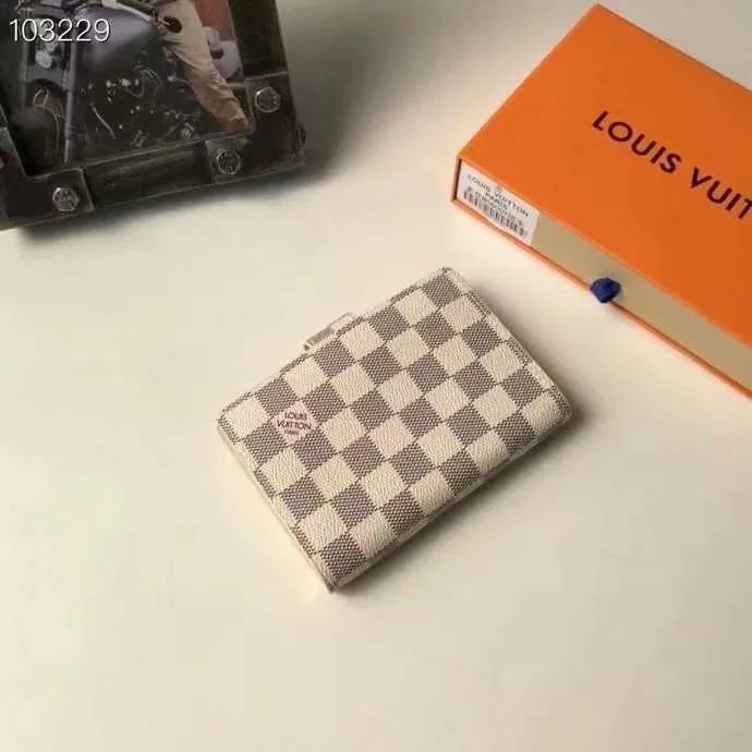Alternative view of LV Wallets-622