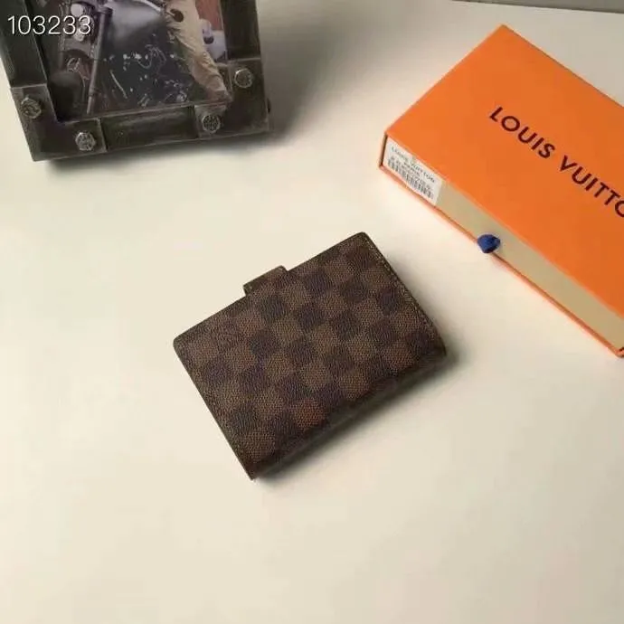 Alternative view of LV Wallets-624