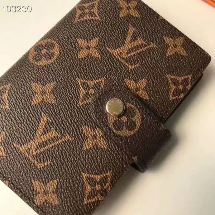 Alternative view of LV Wallets-625