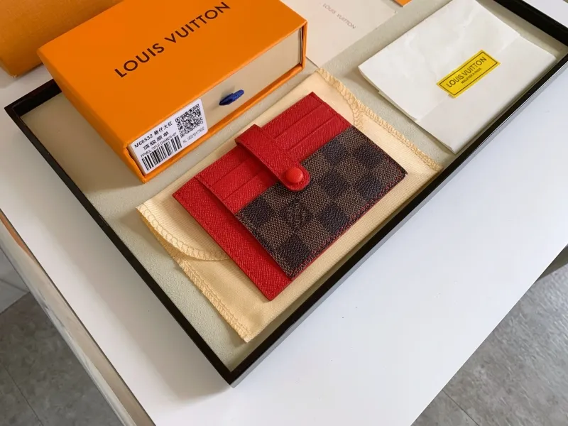 Alternative view of LV Wallets-626