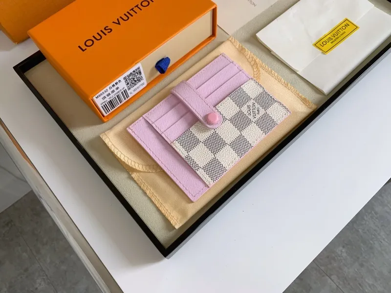 Alternative view of LV Wallets-627