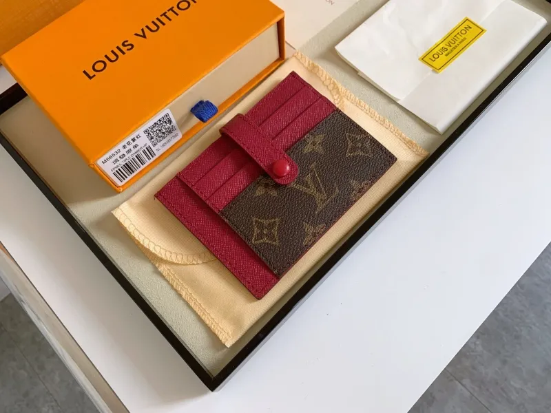 Alternative view of LV Wallets-628