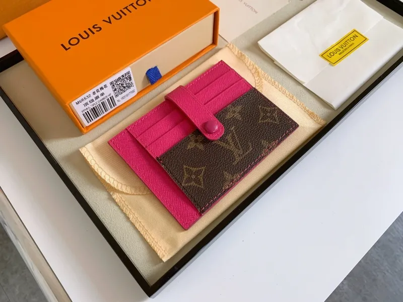 Alternative view of LV Wallets-629