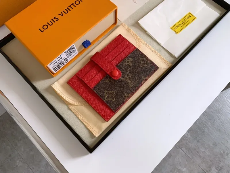 Alternative view of LV Wallets-630