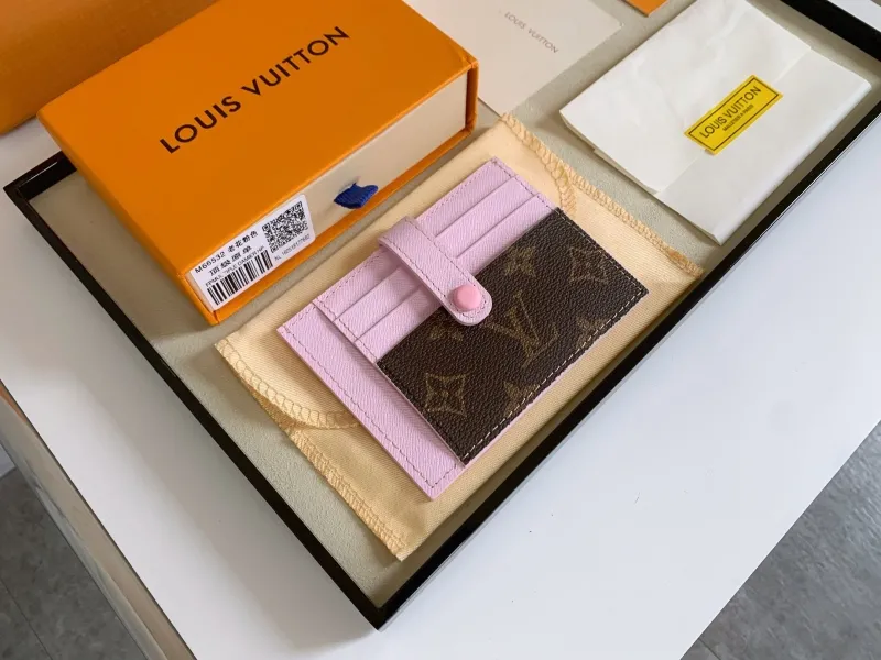 Alternative view of LV Wallets-631