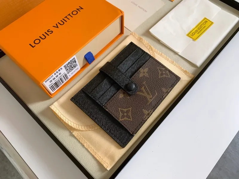 Alternative view of LV Wallets-632